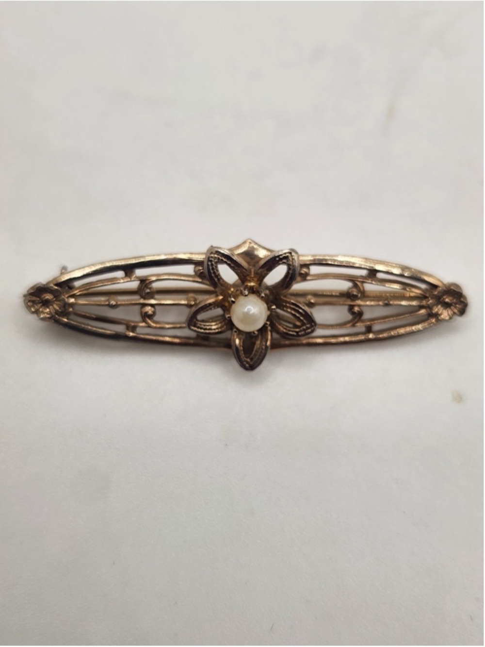Estate Small Goldtone Scalloped Bar w Center Flower & Freshwater Pearl Pin Brooc
